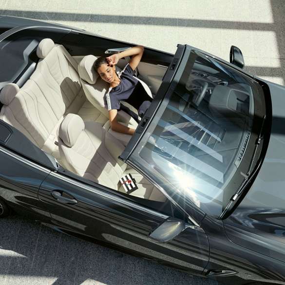 BMW M850i xDrive intérieur avec conductrice vue d’en haut, sièges multifonctions en cuir Merino Elfenbeinweiß G14. BMW M850i xDrive intérieur avec conductrice vue d’en haut, sièges multifonctions en cuir Merino Elfenbeinweiß G14.