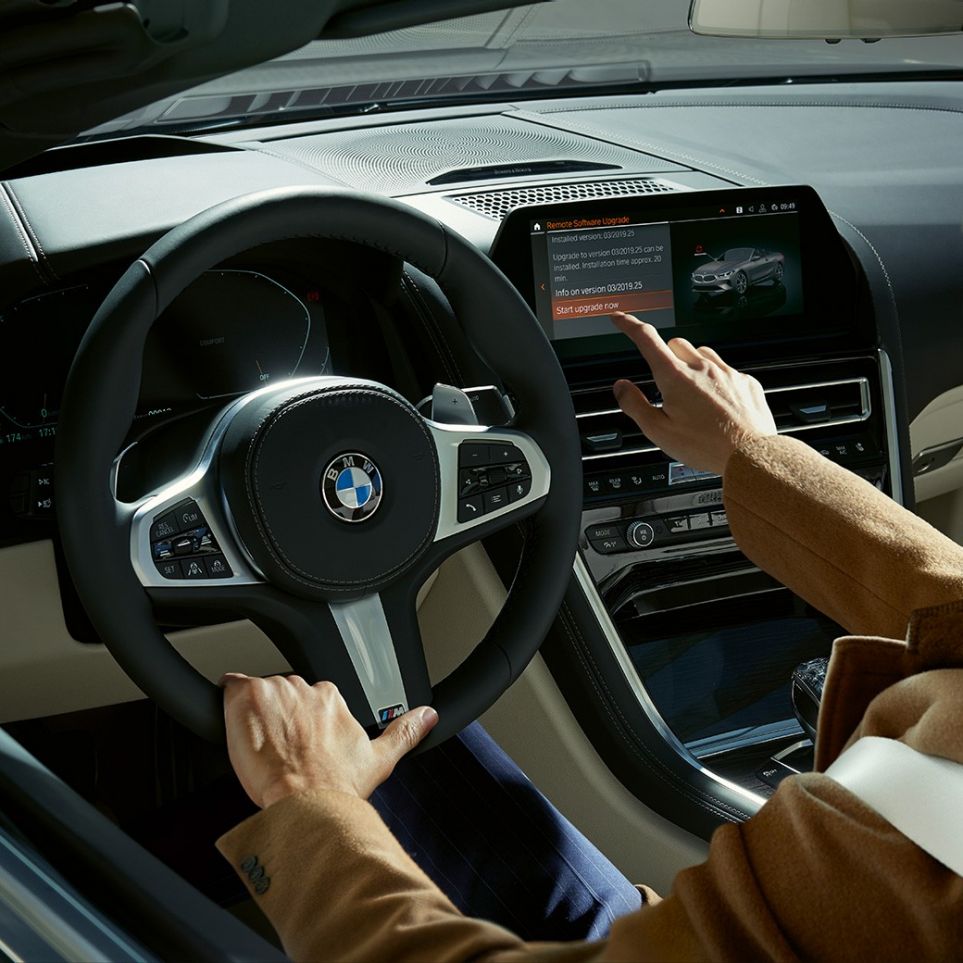 BMW M850i xDrive, le conducteur actionne le BMW Live Cockpit Professional par commande tactile G14 BMW M850i xDrive, le conducteur actionne le BMW Live Cockpit Professional par commande tactile G14