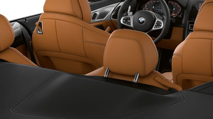 BMW M850i xDrive, intérieur avec capote en tissu ouverte G14. BMW M850i xDrive, intérieur avec capote en tissu ouverte G14.