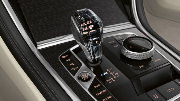 BMW M850i xDrive Dravitgrau metallic, applique en verre CraftedClarity. BMW M850i xDrive Dravitgrau metallic, applique en verre CraftedClarity.
