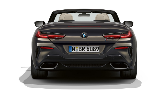 BMW M850i xDrive Dravitgrau metallic, vue de derrière, échappement sport. BMW M850i xDrive Dravitgrau metallic, vue de derrière, échappement sport.
