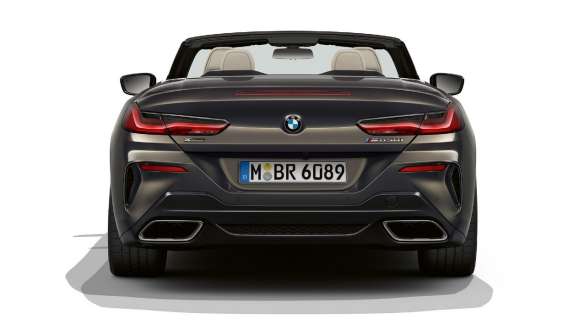 BMW M850i xDrive Dravitgrau metallic, vue de derrière, échappement sport G14. BMW M850i xDrive Dravitgrau metallic, vue de derrière, échappement sport G14.