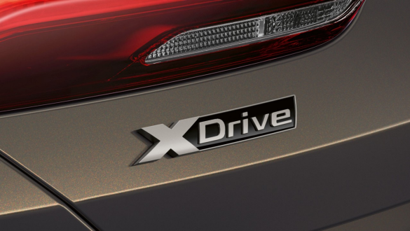 BMW M850i xDrive Dravitgrau metallic, logo xDrive. BMW M850i xDrive Dravitgrau metallic, logo xDrive.