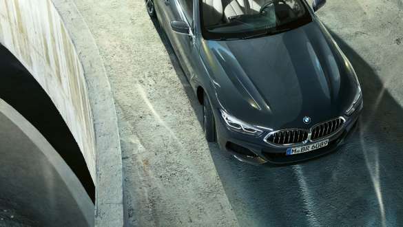 BMW M850i xDrive Dravitgrau metallic, sur la route, avant vu du ciel, Integral Active Steering G14. BMW M850i xDrive Dravitgrau metallic, sur la route, avant vu du ciel, Integral Active Steering G14.