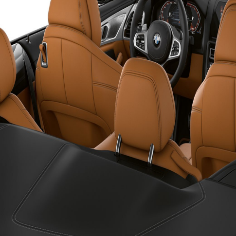 BMW M850i xDrive, intérieur avec capote en tissu ouverte. BMW M850i xDrive, intérieur avec capote en tissu ouverte.
