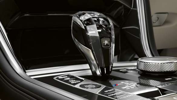 Appliques en verre CraftedClarity G15. BMW Série 8 Coupé, sélecteur de vitesses, appliques en verre CraftedClarity G15.