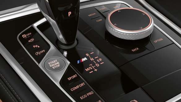 Console centrale, boîte de vitesses sport Steptronic G15. BMW Série 8 Coupé, vue gros plan de la console centrale, boîte de vitesses sport Steptronic G15.