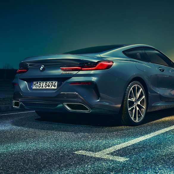BMW Série 8 Coupé, vue de trois quarts arrière G15. BMW Série 8 Coupé, vue de trois quarts arrière, à l’arrêt devant un décor nocturne G15.