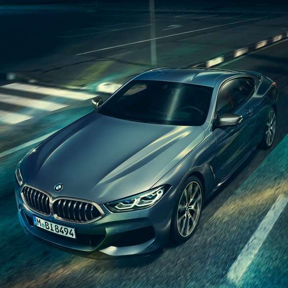 BMW Série 8 Coupé, vue de trois quarts avant G15. BMW Série 8 Coupé, vue de trois quarts face, à l’arrêt avec vue sur le capot G15.