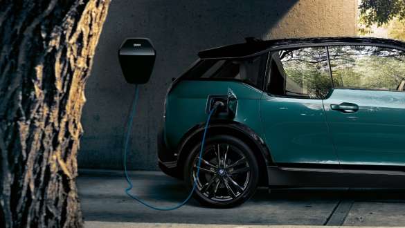 BMW i3 I01 2018 à la BMW Wallbox BMW i3 I01 2018 Blue Ridge Mountain avec accent Frozen Grey metallic en train de recharger sur la BMW Wallbox