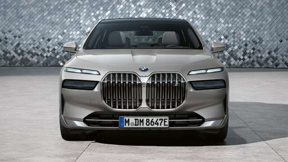 BMW i7 Berline G70 vue de face studio BMW i7 Berline G70 BMW Individual Oxid grey metallic vue de face studio avec background