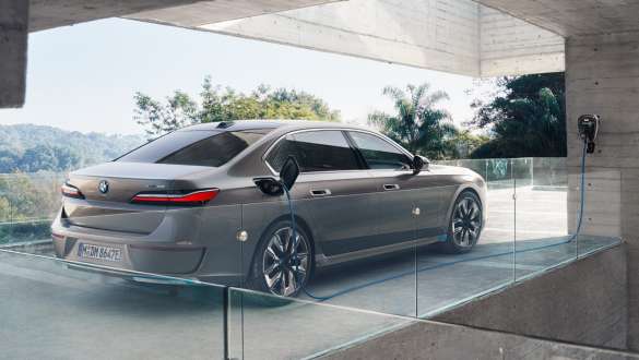 BMW i7 Berline G70 vue 3/4 arrière recharge à domicile BMW i7 Berline G70 BMW Individual Oxid grey metallic vue 3/4 arrière recharge à domicile avec Wallbox