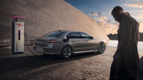Charging Card BMW i7 Berline G70 Charging Card au premier plan BMW i7 Berline G70 BMW Individual Oxid grey metallic recharge en arrière-plan