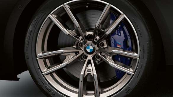 Freins M sport Dunkelblau metallic BMW M240i xDrive Coupé G42 2021 BMW M240i xDrive Coupé G42 2021 freins M sport Dunkelblau metallic vue en gros plan