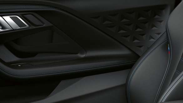 Surfaces d’accent M BMW M240i xDrive Coupé G42 2021 BMW M240i xDrive Coupé G42 2021 Surfaces d’accent M panneau des contre-portes vue en gros plan