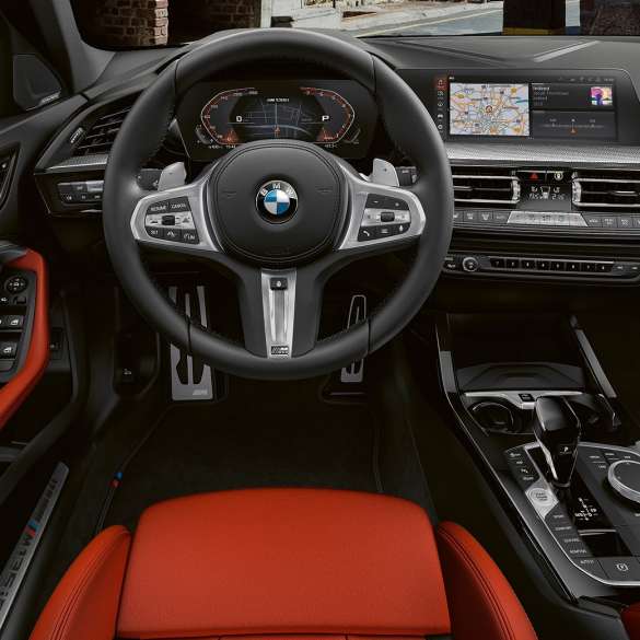 BMW M135i xDrive, habitacle F40. Habitacle de la BMW M135i xDrive avec volant M en cuir et sièges M sport F40.