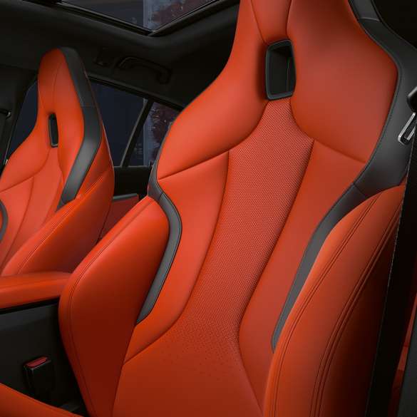 Sièges M sport avec appuie-têtes intégrés F40. Sièges M sport athlétiques avec appuie-têtes intégrés dans l’habitacle de la BMW M135i xDrive F40.