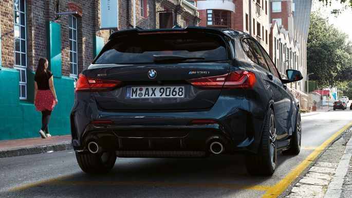 BMW M135i xDrive, vue de l’arrière F40. BMW M135i xDrive en Saphirschwarz metallic, vue de l’arrière, en stationnement F40.