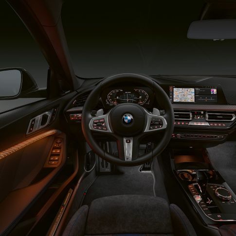 BMW M135i xDrive, poste de conduite F40. Habitacle premium de la BMW M135i xDrive avec inserts de décoration éclairés F40.