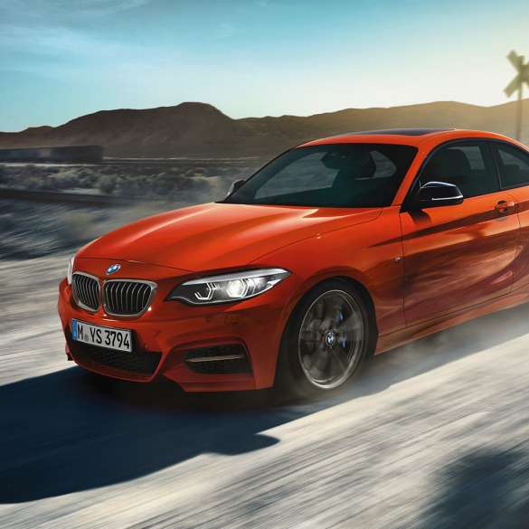 Design de la BMW M240i Coupé F22 Design BMW M240i Coupé F22 2017 Sunset Orange metallic, vue de trois quarts avant