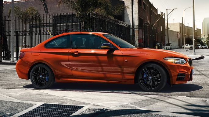 Design du véhicule de la BMW M240i Coupé F22 Design du véhicule de la BMW M240i Coupé F22 2017 Sunset Orange metallic vue de profil