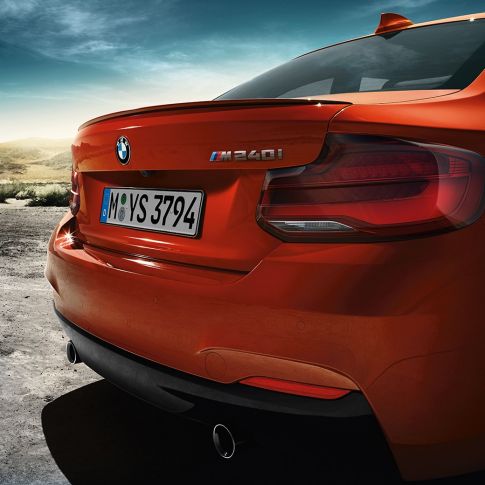 Design arrière de la BMW M240i Coupé F22 Design de l’arrière de la BMW M240i Coupé F22 2017 Sunset Orange metallic vue de trois quarts arrière