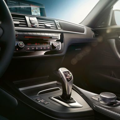 Levier de changement de vitesse de la BMW M240i Coupé F22 Levier de changement de vitesse de la BMW M240i Coupé F22 2017, habitacle