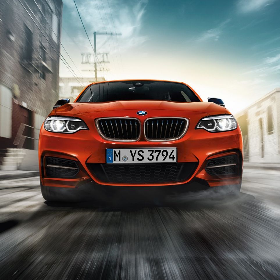 Design avant de la BMW M240i Coupé F22 Vue avant de la BMW M240i Coupé F22 2017 Sunset Orange metallic