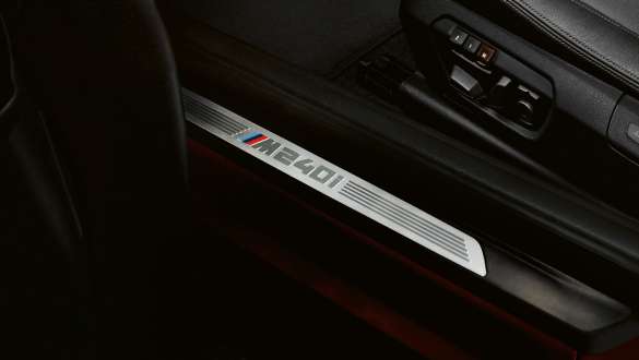 Seuils de portes avec inscription M240i BMW M240i Coupé F22 Seuils de portes avec inscription M240i BMW M240i Coupé F22 2017 Sunset Orange metallic vue en gros plan