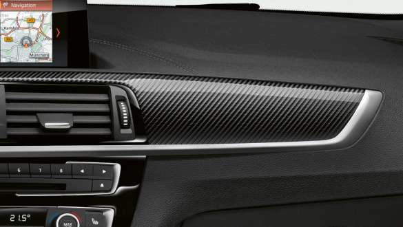 Éléments stylistiques M spécifiques BMW M240i Coupé F22 Éléments stylistiques M spécifiques BMW M240i Coupé F22 2017 vue en gros plan de l’habitacle
