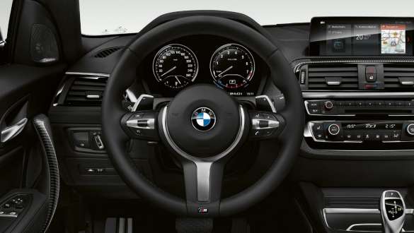 Variable Sport Steering BMW M240i Coupé F22 Variable Sport Steering BMW M240i Coupé F22 2017 Sunset Orange metallic vue en gros plan
