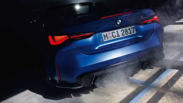 BMW M4 Competition Cabrio avec M xDrive G83 2021, vue en gros plan arrière BMW M4 Competition Cabrio avec M xDrive G83 2021 BMW Individual Frozen Portimao Blau, vue en gros plan arrière
