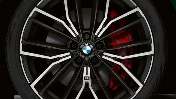 BMW M550i xDrive avec freins M sport G30 2020 BMW M550i xDrive Berline avec freins M sport G30 LCI restylage 2020 vue en gros plan de la jante