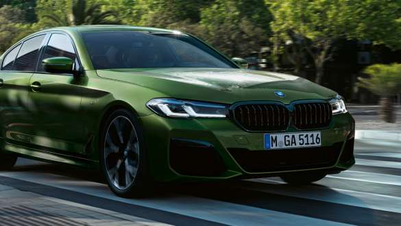 BMW M550i xDrive avec suspension M adaptative G30 2020, vue de trois quarts avant en mouvement BMW M550i xDrive Berline avec suspension M adaptative G30 LCI restylage 2020 BMW Individual Verde Ermes metallic vue de trois quarts avant en conduite