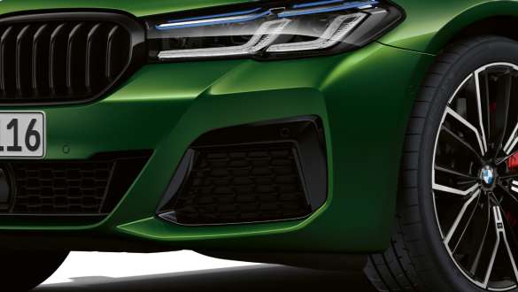 BMW M550i xDrive avec Kit aérodynamique M G30 2020 BMW M550i xDrive Berline avec kit M aérodynamique G30 LCI restylage 2020 BMW Individual Verde Ermes metallic vue en gros plan avant