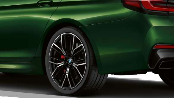 BMW M550i xDrive avec différentiel M sport G30 2020 BMW M550i xDrive Berline avec différentiel M sport G30 LCI restylage 2020 BMW Individual Verde Ermes metallic vue en gros plan de la jante arrière