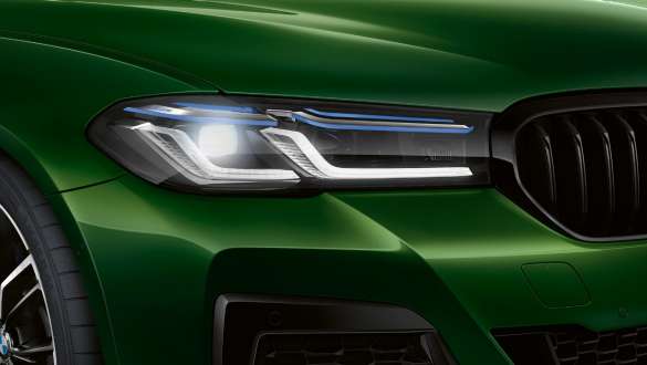 BMW M550i xDrive avec BMW Laserlight G30 2020 BMW M550i xDrive Berline avec BMW Laserlight G30 LCI restylage 2020 BMW Individual Verde Ermes metallic vue en gros plan avant