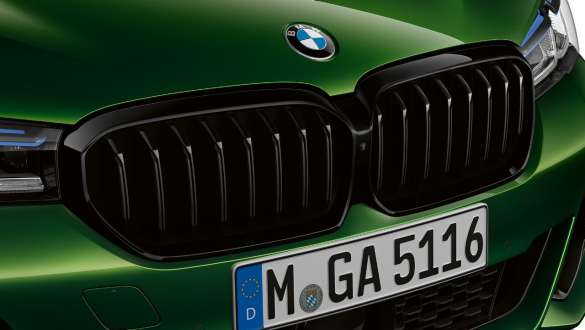 BMW M550i xDrive avec BMW Individual Shadow Line hochglänzend G30 2020 BMW M550i xDrive Berline avec BMW Individual Shadow Line hochglänzend G30 LCI restylage 2020 BMW Individual Verde Ermes metallic, vue en gros plan des naseaux M
