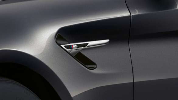 Ouïes M de la BMW M5 F90 2020 Ouïes M de la BMW M5 F90 LCI restylage 2020 Brands Hatch Grau metallic, vue en gros plan