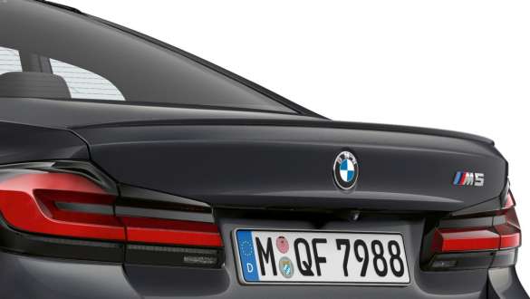 Spoiler arrière M de la BMW M5 F90 2020 Spoiler arrière M de la BMW M5 F90 LCI restylage 2020 Brands Hatch Grau metallic, vue en gros plan du hayon