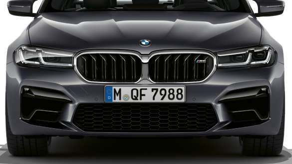 Naseaux M, BMW M5 F90 2020, vue de face Naseaux M de la BMW M5 F90 LCI restylage 2020 Brands Hatch Grau metallic, vue avant