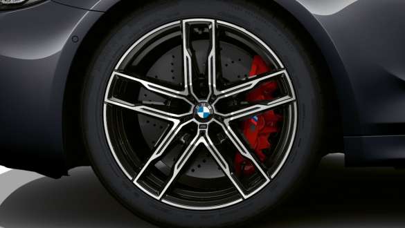 Freins M composites de la BMW M5 F90 2020 Freins composites M de la BMW M5 F90 LCI restylage 2020 Brands Hatch Grau metallic, vue en gros plan de la jante