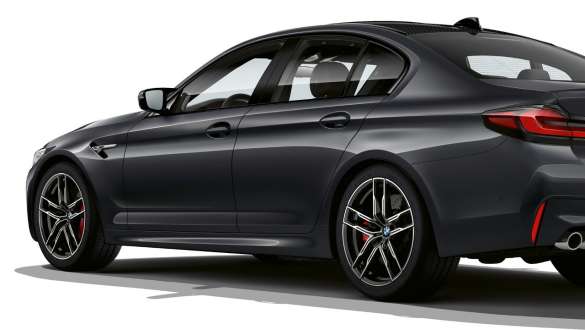 M xDrive de la BMW M5 F90 2020, vue de profil M xDrive de la BMW M5 F90 LCI restylage 2020 Brands Hatch Grau metallic, vue de profil