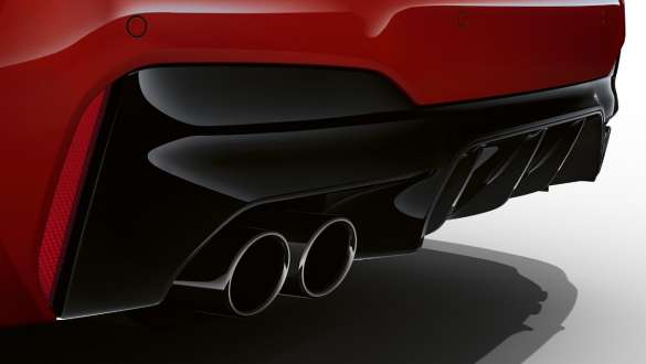 Jupe arrière M en Schwarz hochglänzend de la BMW M5 Competition F90 2020 Jupe arrière M en Schwarz hochglänzend de la BMW M5 Competition F90 LCI restylage 2020 BMW Individual Imola Rot vue en gros plan du diffuseur
