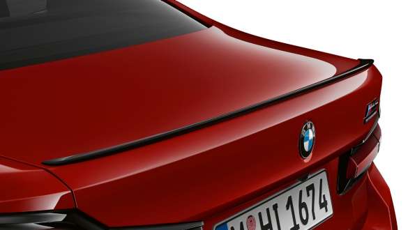 Spoiler arrière M en Schwarz hochglänzend de la BMW M5 Competition F90 2020 Becquet arrière M en Schwarz hochglänzend de la BMW M5 Competition F90 LCI restylage 2020 BMW Individual Imola Rot vue en gros plan du hayon