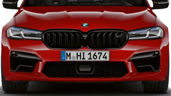 Naseaux M en Schwarz hochglänzend de la BMW M5 Competition F90 2020 Naseaux M en Schwarz hochglänzend de la BMW M5 Competition F90 LCI restylage 2020 BMW Individual Imola Rot vue avant