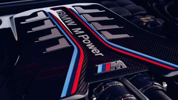 Moteur essence 8 cylindres BMW M TwinPower Turbo de la BMW M5 Competition F90 2020 Moteur essence 8 cylindres BMW M TwinPower Turbo BMW M5 Competition F90 LCI restylage 2020, vue en gros plan du cache moteur