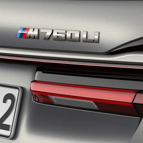 BMW M760Li xDrive Berline, gros plan du badge BMW M760Li G11 BMW M760Li xDrive Berline, vue en gros plan de l’emblème BMW M760Li sur la poupe G11