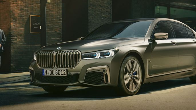 BMW M760Li xDrive Berline dans un décor urbain G11 BMW M760Li xDrive Berline, se déplaçant sur une route dans un décor urbain, vue de profil de la partie avant du véhicule G11.