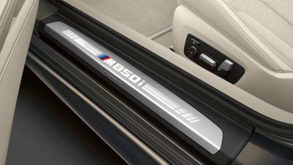 Seuils de porte avec inscription M850i G14. Seuils de porte de la BMW M850i xDrive Cabrio avec inscription M850i G14.